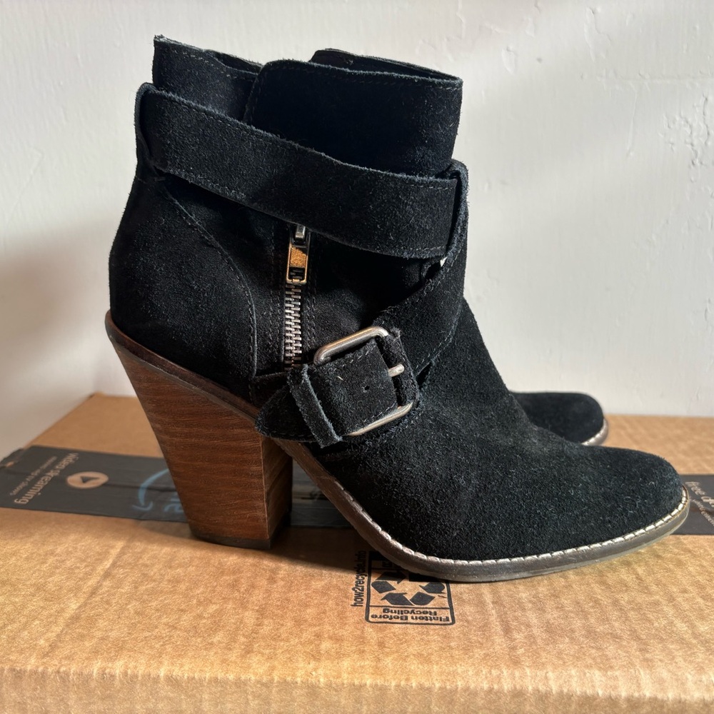 Dolce Vita Black Ankle Boots with Chunky Heel and Zipper